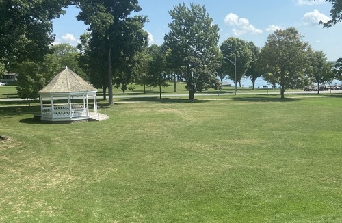 Thousand Island Park Cottage | 10 nights only - JULY 27 TO AUGUST 6 Best time of the summer Gorgeous River view