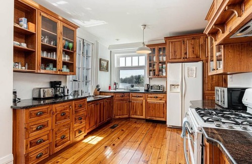 Delta House | 1853 Kingsgate Lakehouse-Spacious Historic Escape