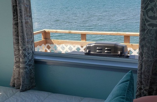 Homer House | 2 bedroom suite on the Homer Spit with 180 degree view of Kachemak Bay