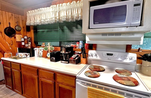Chalet Village Cabin | 2 Miles to National Park or Downtown Gatlinburg! Less than1/2 mile to Ober!