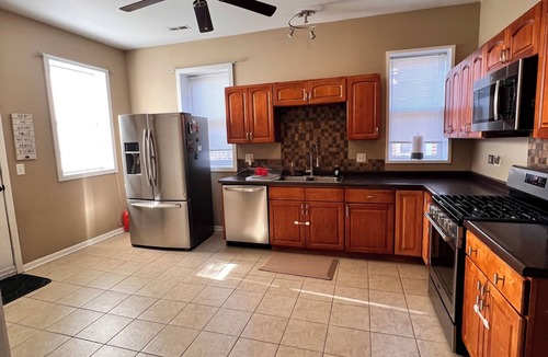 Roseland Apartment | 3-bedroom apartment in adorable Chicago with AC for your stay