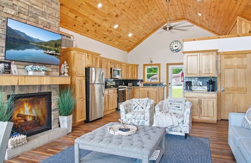 Hamilton House | 5 Min to Colgate, Sleeps 8, Welcome Wine