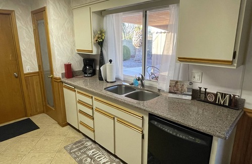 Sun City House | 5 star resort pool,jet tub, out Drshower,barbeque,fire pit,tvs,stunning backyard