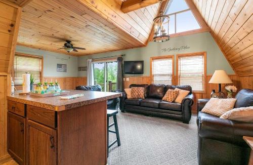 Lampe House | 8 Mi to Dogwood Canyon: Cozy Cabin w/Deck