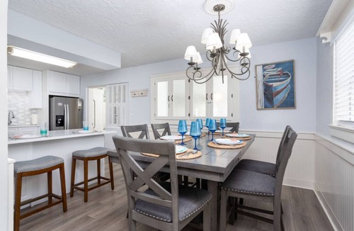 Varnum Park House | A Hidden Gem in the Heart of Eau Gallie, pickleball or enjoy the pool sleeps 18