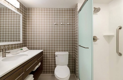 East Mesa Hotel | A Place You'll Surely Enjoy! 2 Relaxing Units, Outdoor Pool, Free Breakfast!
