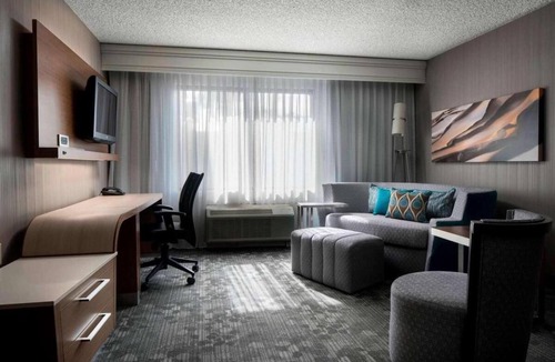 Tempe Hotel | Affordability Meets Comfort! 3 Contemporary Units, Pet-friendly, Swimming Pool!