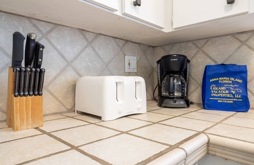 Holmes Beach House | Anna Maria Beach Place #6. Directly Across Street From The Beach With Pool.