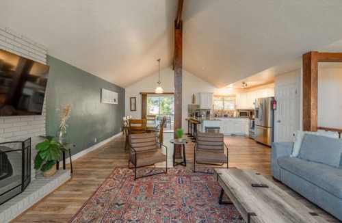 Sandy House | Apres Abode Pet-Friendly Ski Retreat w/Hot Tub