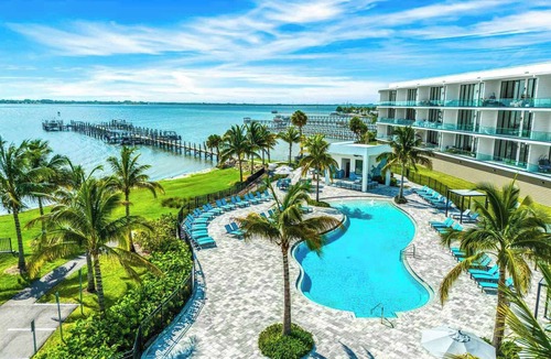 Melbourne Beach House | Aquatic Adventure| Beach Retreat w Pvt Pool, Casino, Theater, Ocean Themed BR