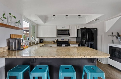 Midtown Villa | Artsy Townhouse w/Billiards & King En Suite