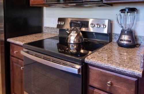 Mesa Condo | BEAUTIFUL MESA PROPERTY-Easy Access-Garage EV Chrg/Patio/Pool/Hot Tub/30-DAY MIN
