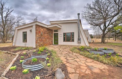 Stillwater House | Bohemian Home w/Screened Porch, 3 Mi to Lake!