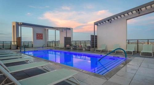 Evans Churchill Apartment | Boulevard Stays Modern Highrise STU Sky Pool Parking Gym 13