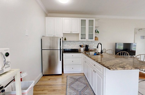 South Pointe Apartment | Bright SoFi 1BR, with queen bed, 1 bath, and FREE parking—rare for South Beach. Walk to South Pointe Park, the beach, top dining, and nightlife. By Miami SoFi Vacation Rentals.
