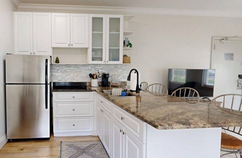South Pointe Apartment | Bright SoFi 1BR, with queen bed, 1 bath, and FREE parking—rare for South Beach. Walk to South Pointe Park, the beach, top dining, and nightlife. By Miami SoFi Vacation Rentals.