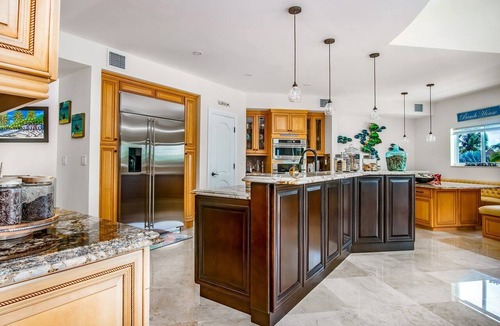 Venetian Shores House | Casa Del Mar: A spacious 5-bedroom canal retreat in beautiful Islamorada.