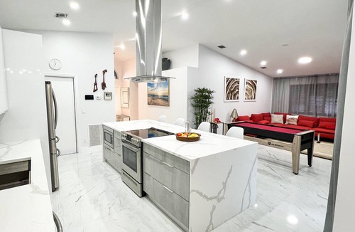 Dania Beach House | Casa Solara 4BR/2BA Heated Saltwater Pool, 2 Kings!