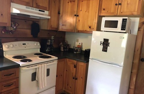 Lodi Cabin | Cedar Cabin: Dog friendly cabin w/private hot tub & breakfast delivered daily!