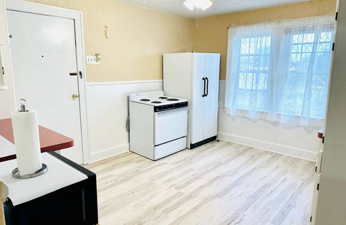 Niagara Falls House | Charming 2-bedroom house in enchanting Niagara Falls NY with AC, WiFi
