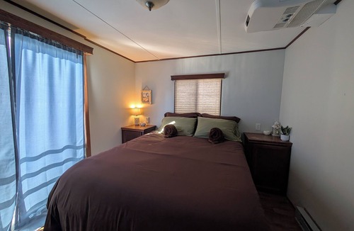 Thompson Square - Bunker Hill Boat Rental | Charming 2-bedroom boat with AC in tranquil Boston harbor