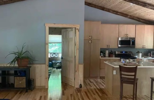 West Eaton House | Charming 3-bedroom Log Cabin in Hamilton perfect for your getaway