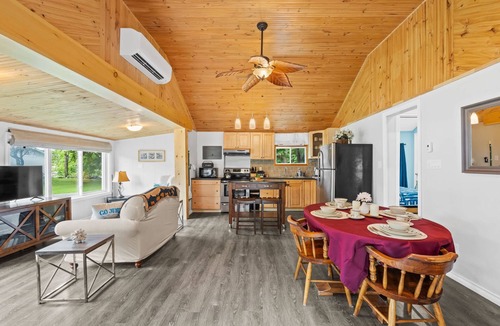 Lyndhurst House | Charming Cabin w Large Yard—Near Rideau Lakes