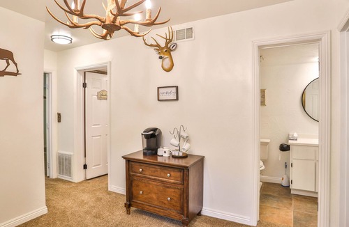 Cedar Glen Ski Chalet | charming chalet with 3 bedrooms and WiFi, AC in delightful Lake Arrowhead