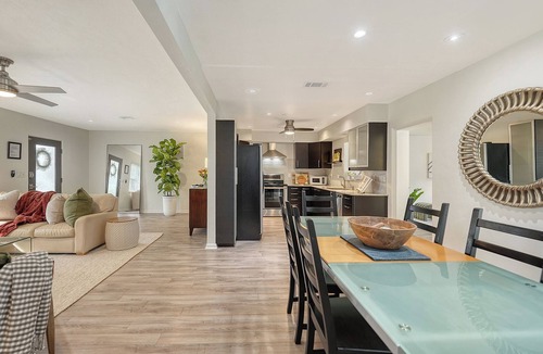 Southgate House | ❤️ Charming Coastal Pool Home - 1 Mile to Siesta Key - Relax & Unwind