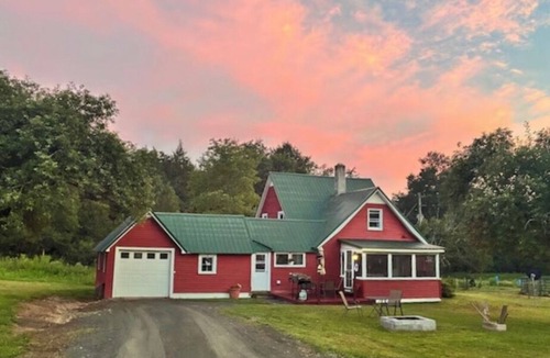 Oxford House | Charming Historic 4 Bdrm Farmhouse AC secluded, centrally located, fishing pond
