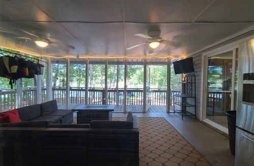 Eatonton House | Charming Waterfront Lake Cabin