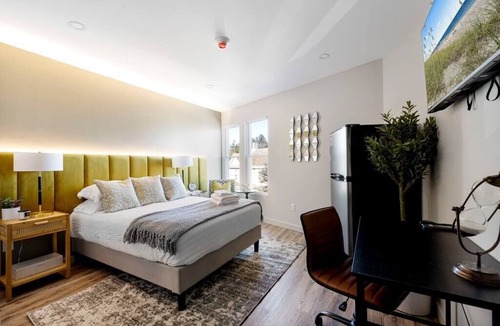 Middletown Condo | Chic Haven: Modern and Stylish and Cozy Ambiance