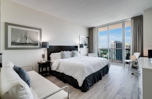 Coconut Grove Condo | CityView Balcony Pool& Hottub. Wi-Fi. Full Kitchen