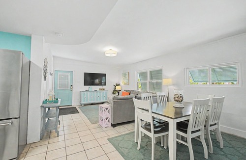 Villa Primera House | Coastal Cottage Getaway | Pet Friendly | Just Steps the Gulf!