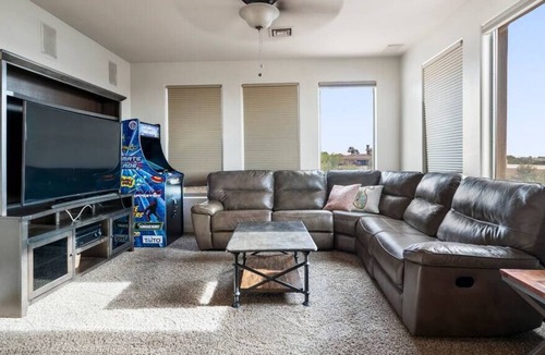 East Mesa House | Comfy & Clean Vacation Home with Amazing Views