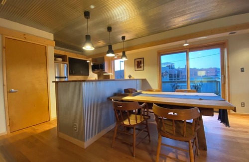 Stillwater Apartment | Commander-North Bin. DT Stillwater. River Views!