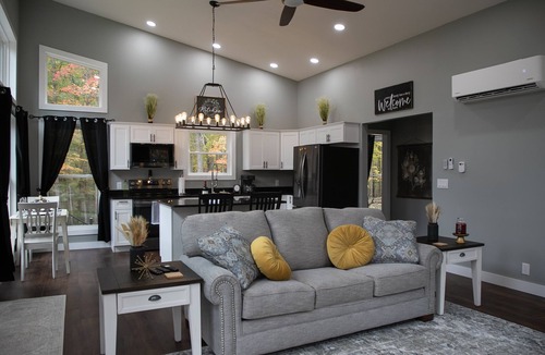 West Union Cabin | Cozy private getaway built for couples to reconnect !