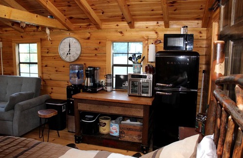 Kerr Cabin | Cozy Studio Cabin Surrounded by Nature for a Peaceful Getaway near Gallipolis, Ohio