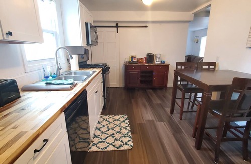 Auburn Cottage | Crew friendly, 2 bathrooms, fast wifi, free parking