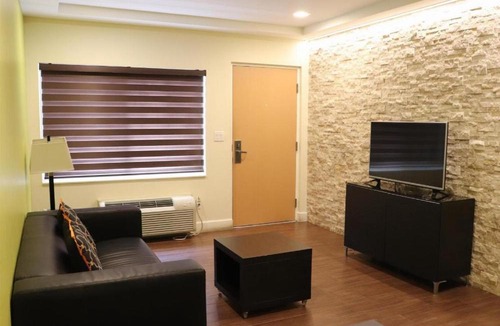 Hollywood Lakes Hotel | Curtis Inn & Suites
