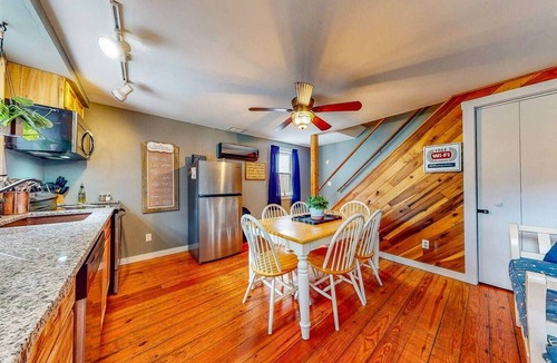 Augusta Cabin | Del's Cabin: River Retreat Sleeps 8 w/ Hot Tub