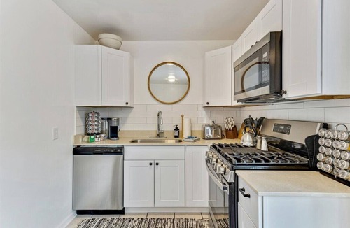 East Central Apartment | Designer 2 bd apt/1 King Bed/blocks from U of U