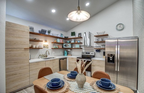 Mesa Grande House | ✧DISCO DEN✧ All New Funky 70s Pad w/Hot Tub! 3 bedrooms/2 bathrooms!