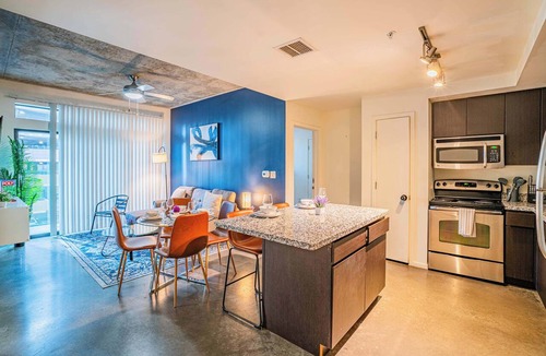 Evans Churchill Apartment | DT PHX Getaway with Balcony Pool Gym and WD