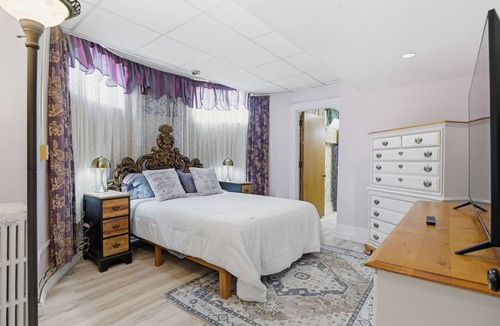 Olean Bed & Breakfast | Elegant Old Library Dickens Suite! Family, Near SBU