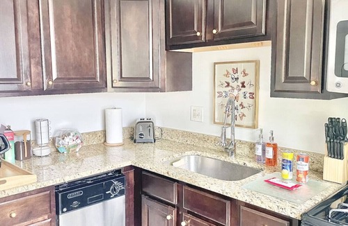 Aurora Highlands Apartment | Executive King Suite/5 min to DCA Pentagon HQ2/Free Parking