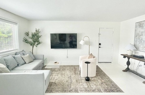 Aurora Highlands Apartment | Executive King Suite/5 min to DCA Pentagon HQ2/Free Parking