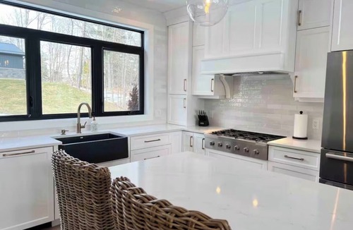 Stone Mills Cottage | Experience Ultimate Luxury at our Exquisite Lakehouse. Large family gatherings!