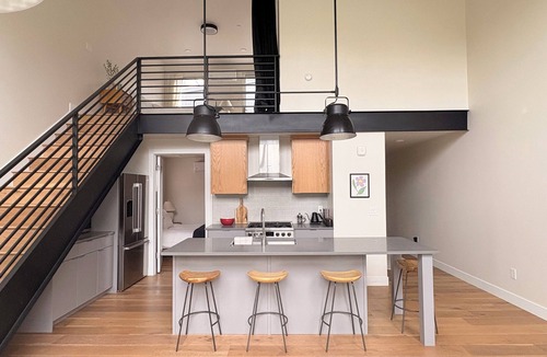 East Central Apartment | Fabulous 2 bedroom apartment in the heart of the city. Walk to 9th & 9th!