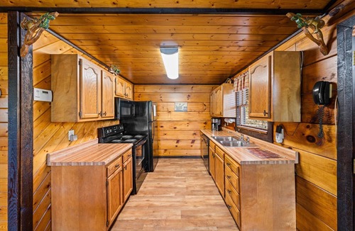 Gatlinburg Cabin | Family Getaway-2 King Beds-Cabin Near Dolly-Cleanest Cabin You Will Ever Stay In